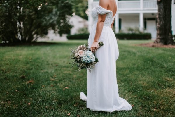 Woman_wearing_wedding_dress